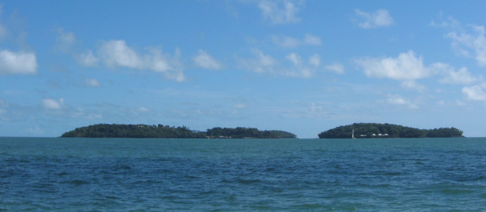 Les îles du Salut vues depuis la mer par temps clair, au large de Kourou